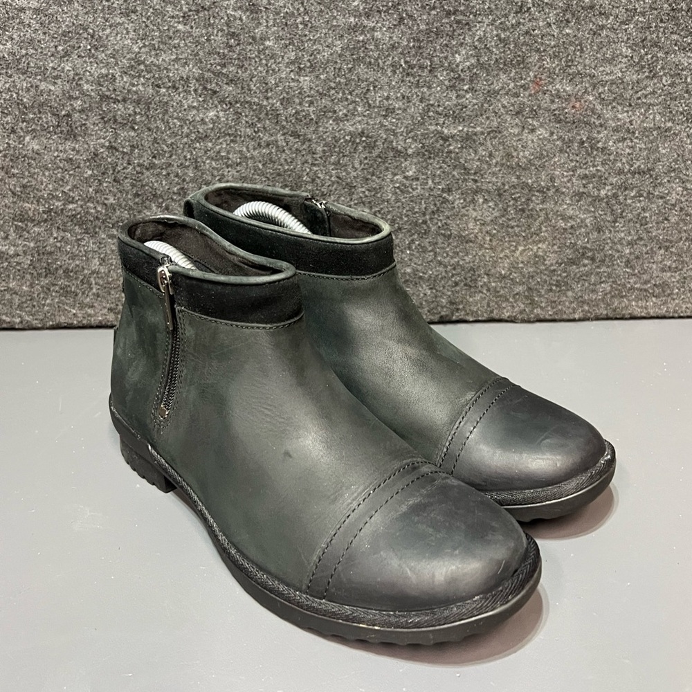 UGG Attell Waterproof Leather Ankle Bootie Women’s Size 8